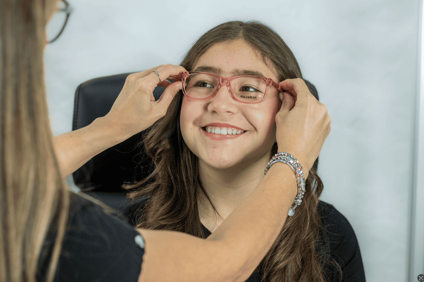 Niña feliz usando lentes - Salud visual infantil en Óptica Vision Center
